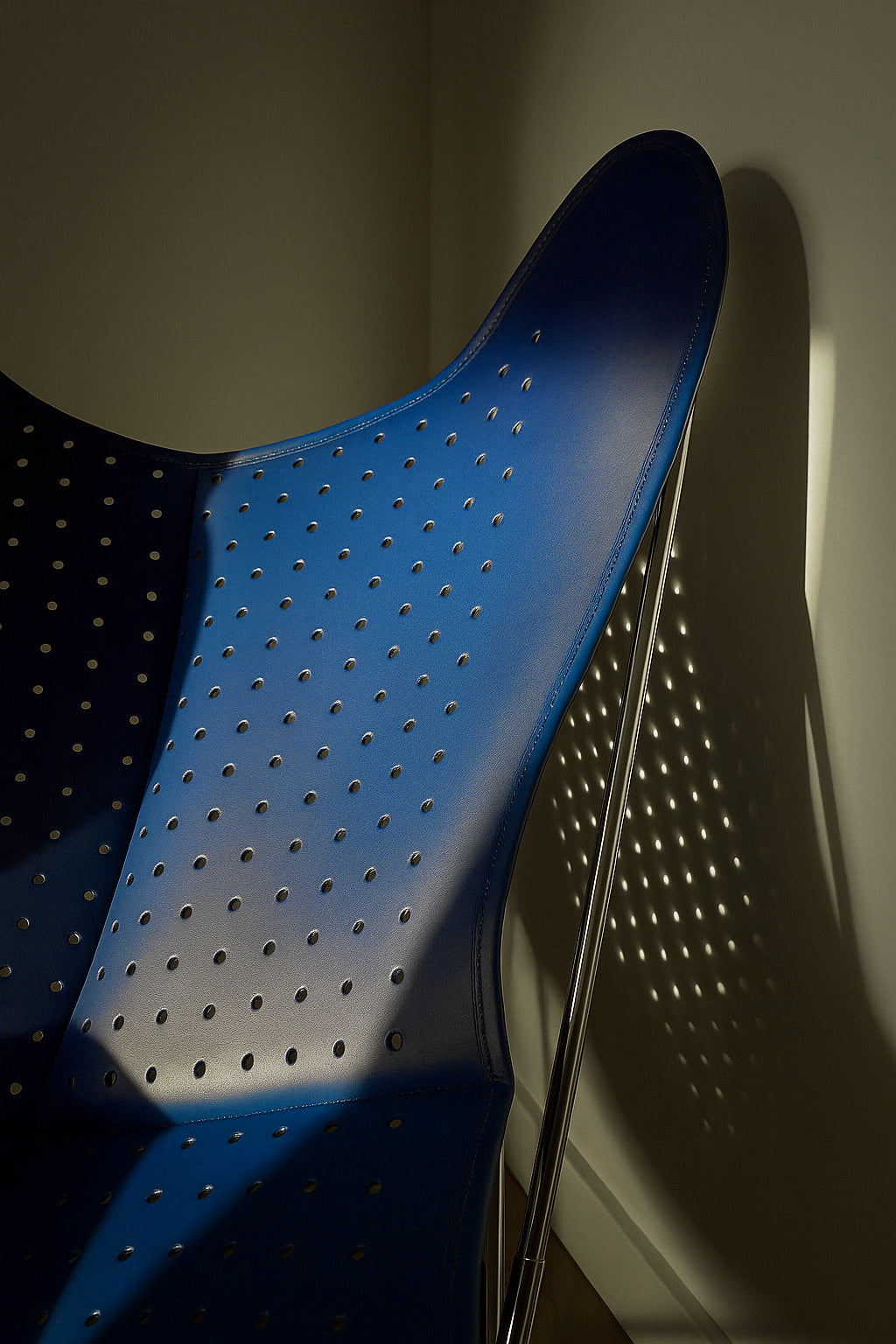 Fauteuil AA Butterfly© - Cuir perforé bleu