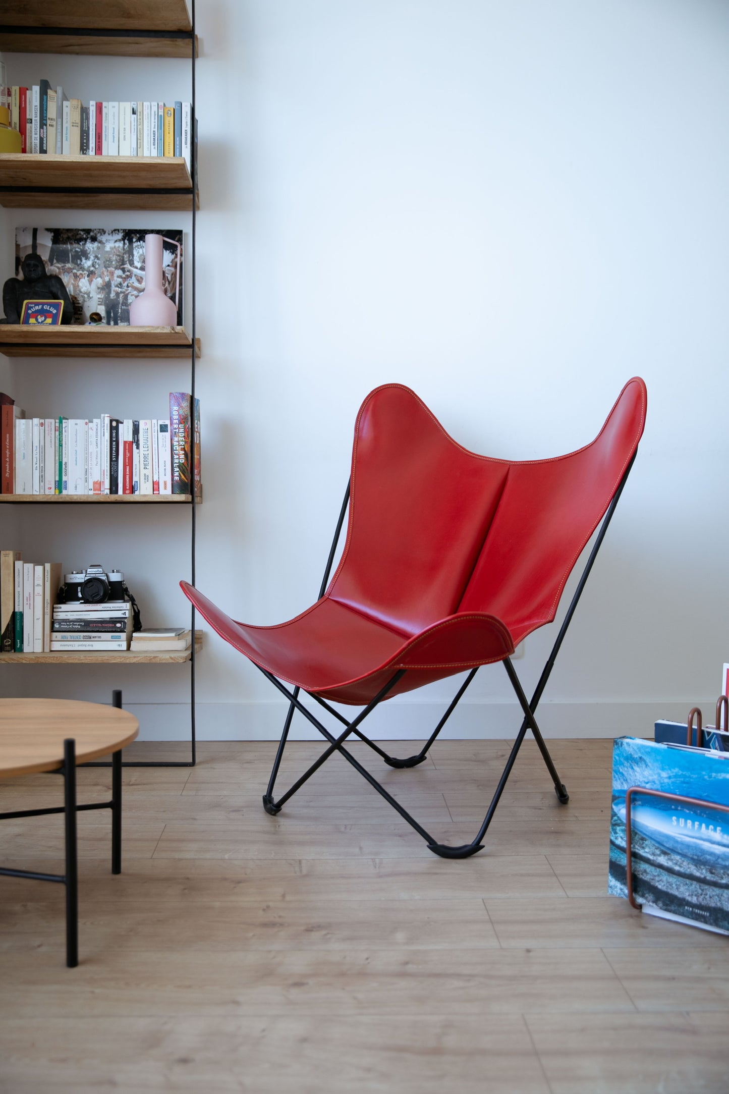 Fauteuil Papillon Cuir rouge - Structure noire - Vue de 3/4