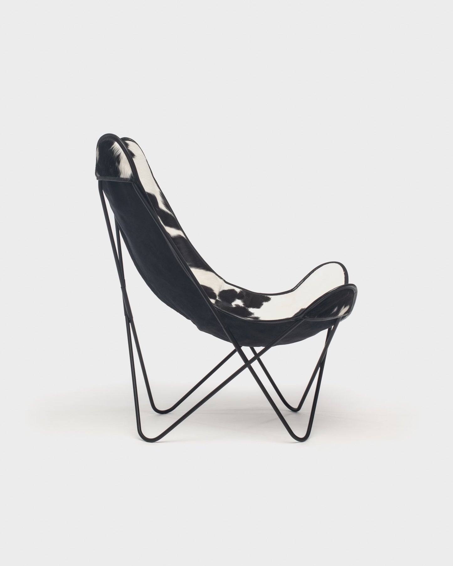 Fauteuil papillon cuir Vache Noire Blanc Structure Noire - Vue de profil