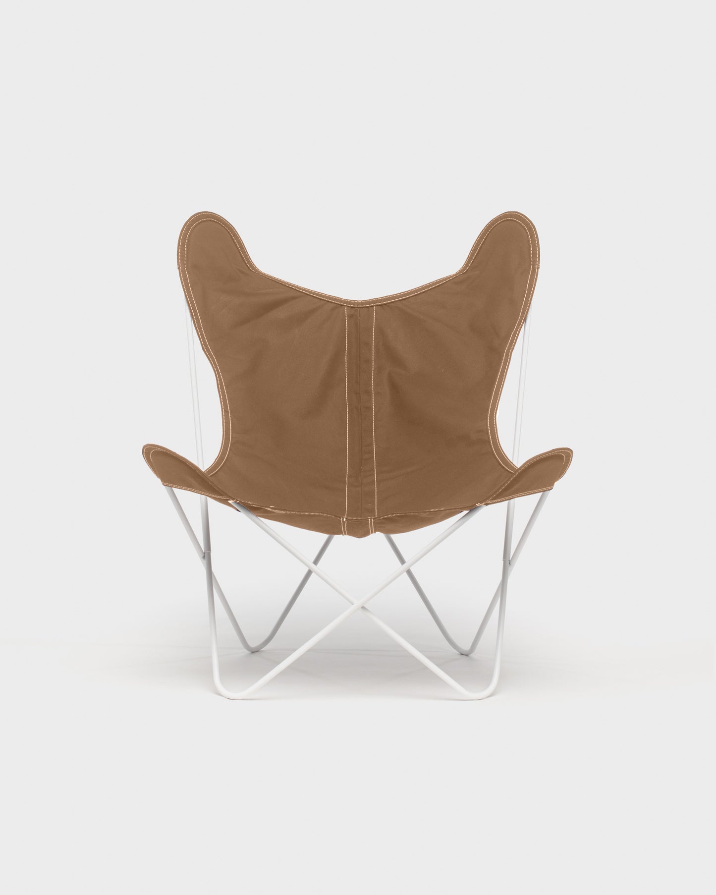 Fauteuil papillon avec une housse en coton cannelle et une structure blanche