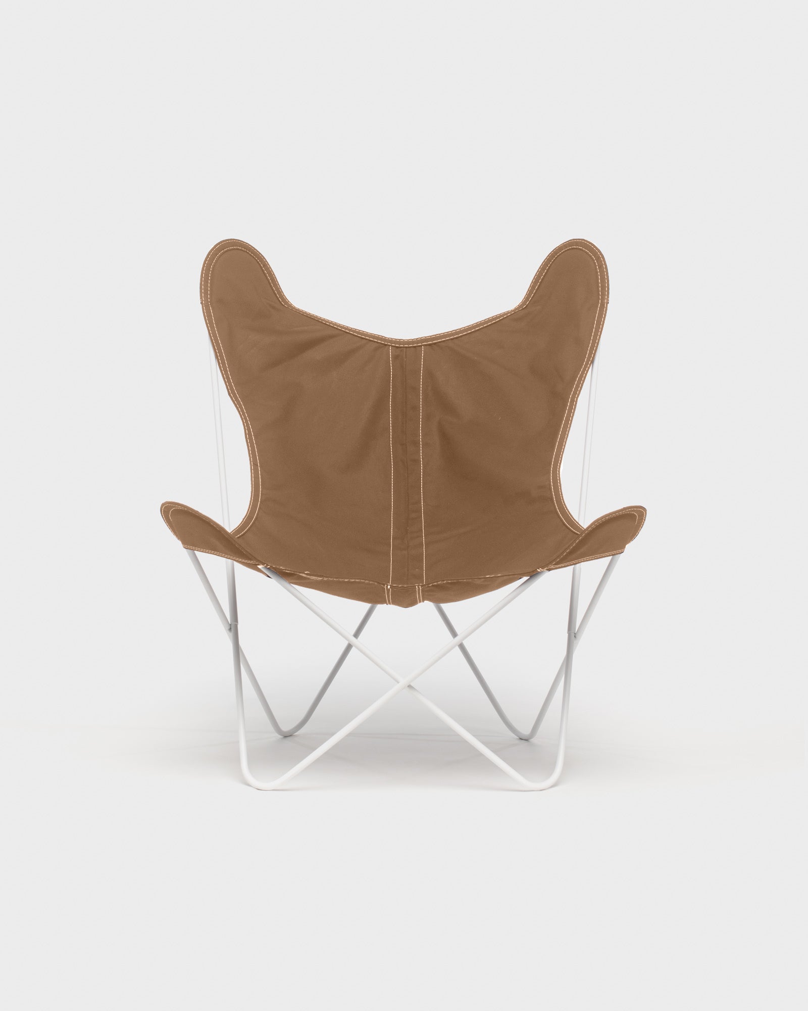 Fauteuil papillon avec une housse en coton cannelle et une structure blanche