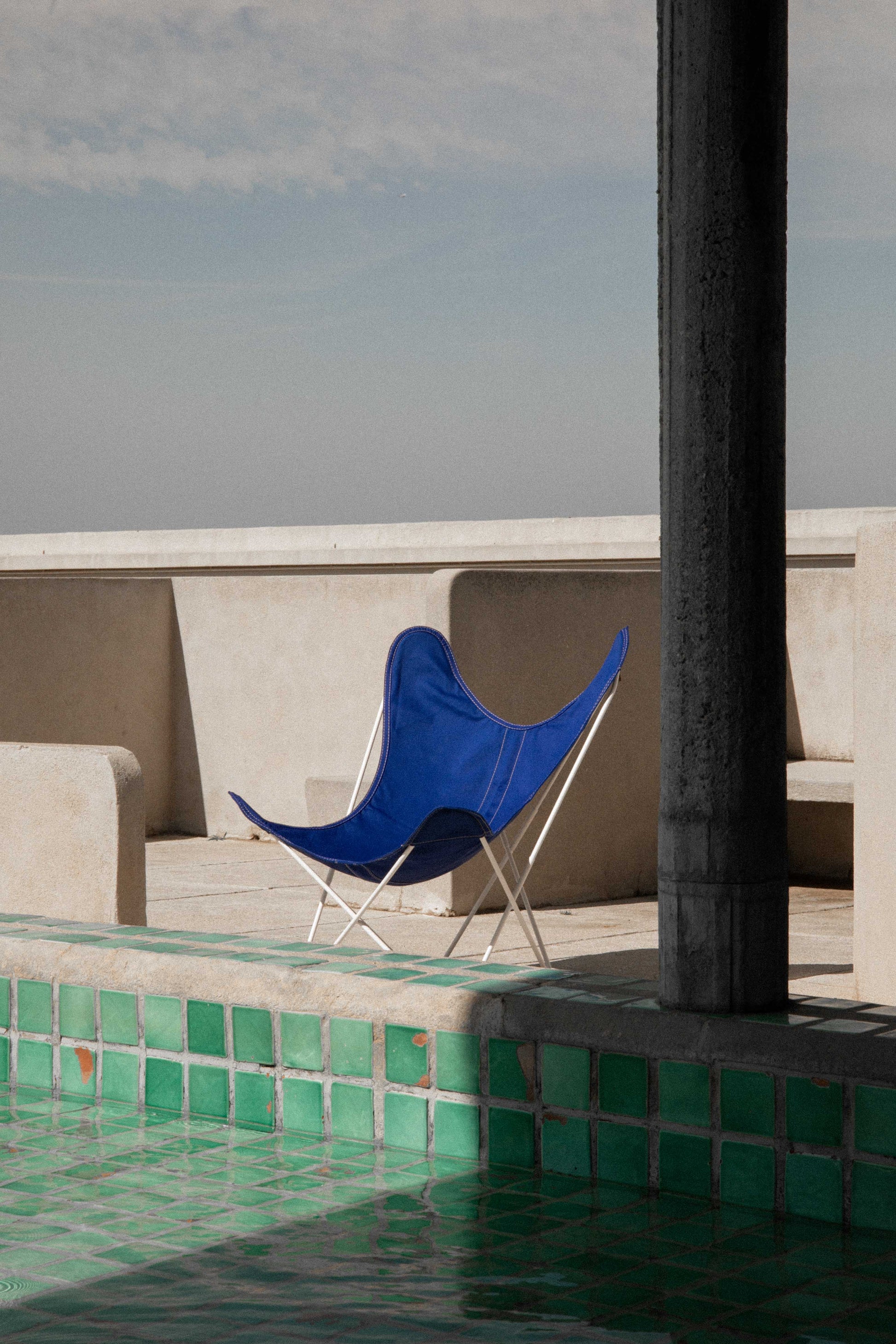 Fauteuil Papillon Bleu coton Structure Blanche - Vue 3/4 piscine