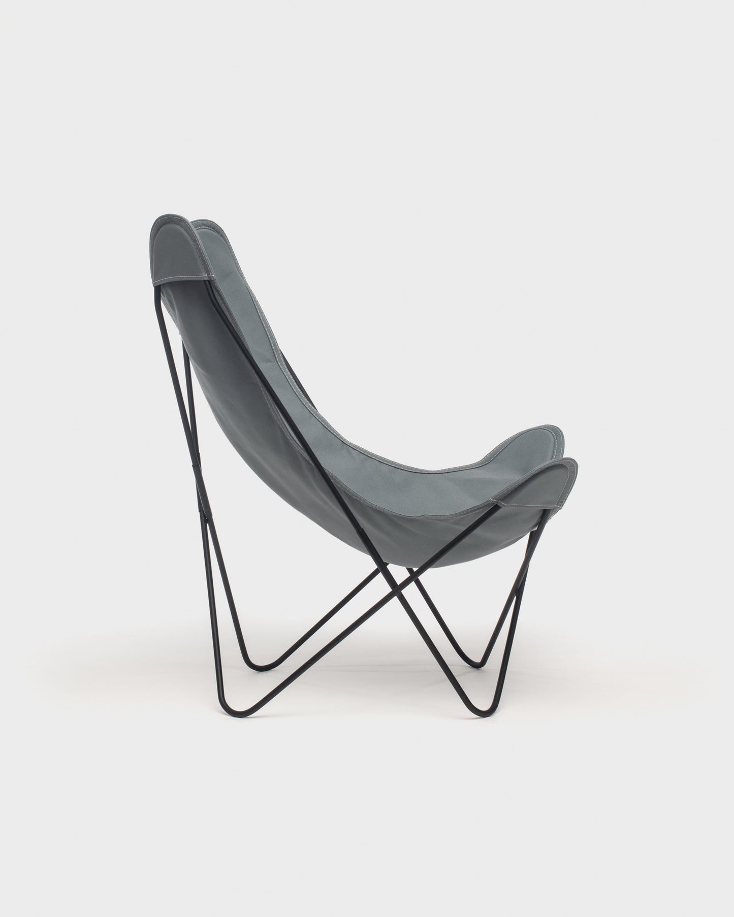 Fauteuil papillon avec une housse en coton plomb et une structure noire