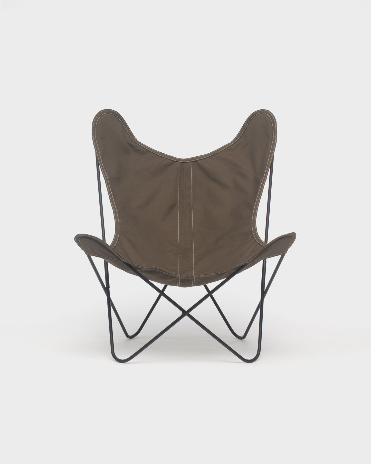 Fauteuil papillon avec une housse en coton taupe et une structure noire