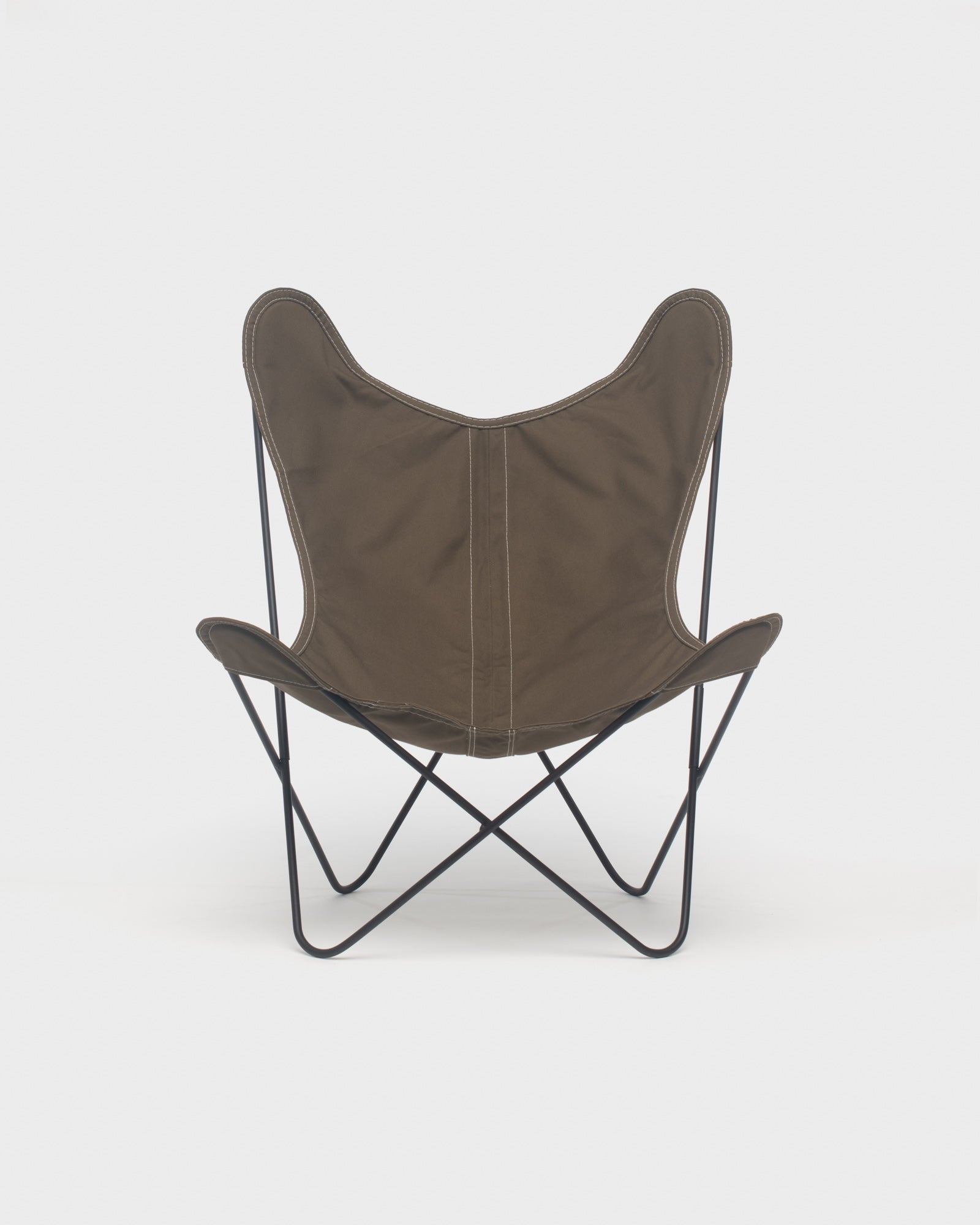 Fauteuil papillon avec une housse en coton taupe et une structure noire