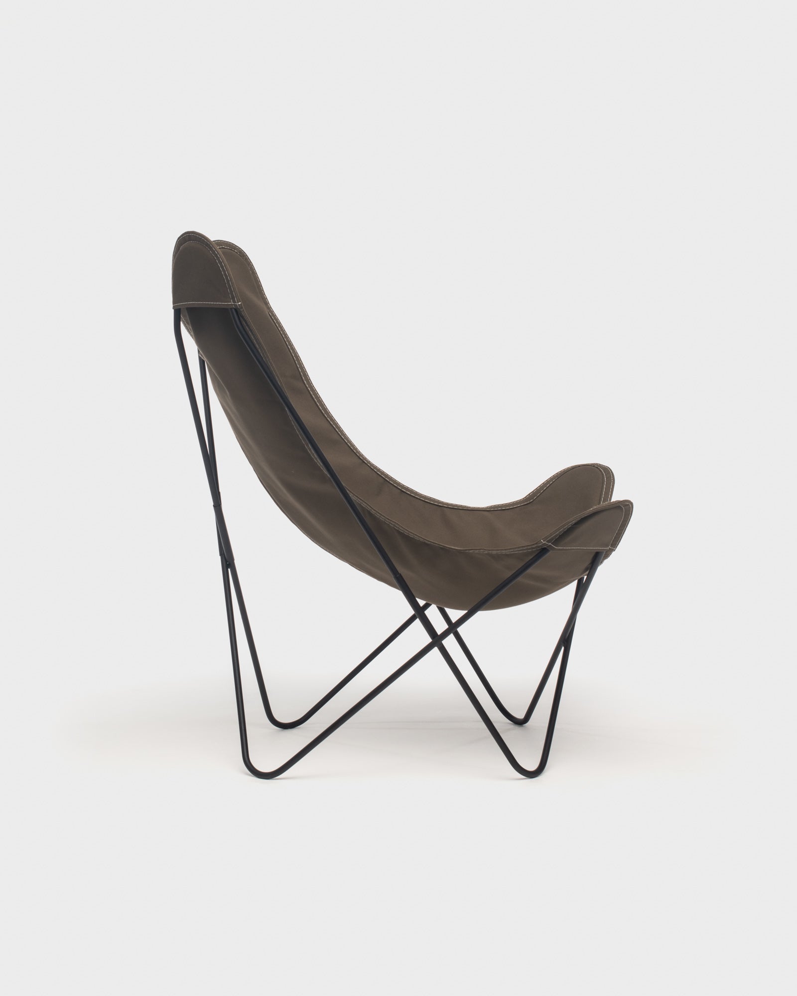 Fauteuil papillon avec une housse en coton taupe et une structure noire