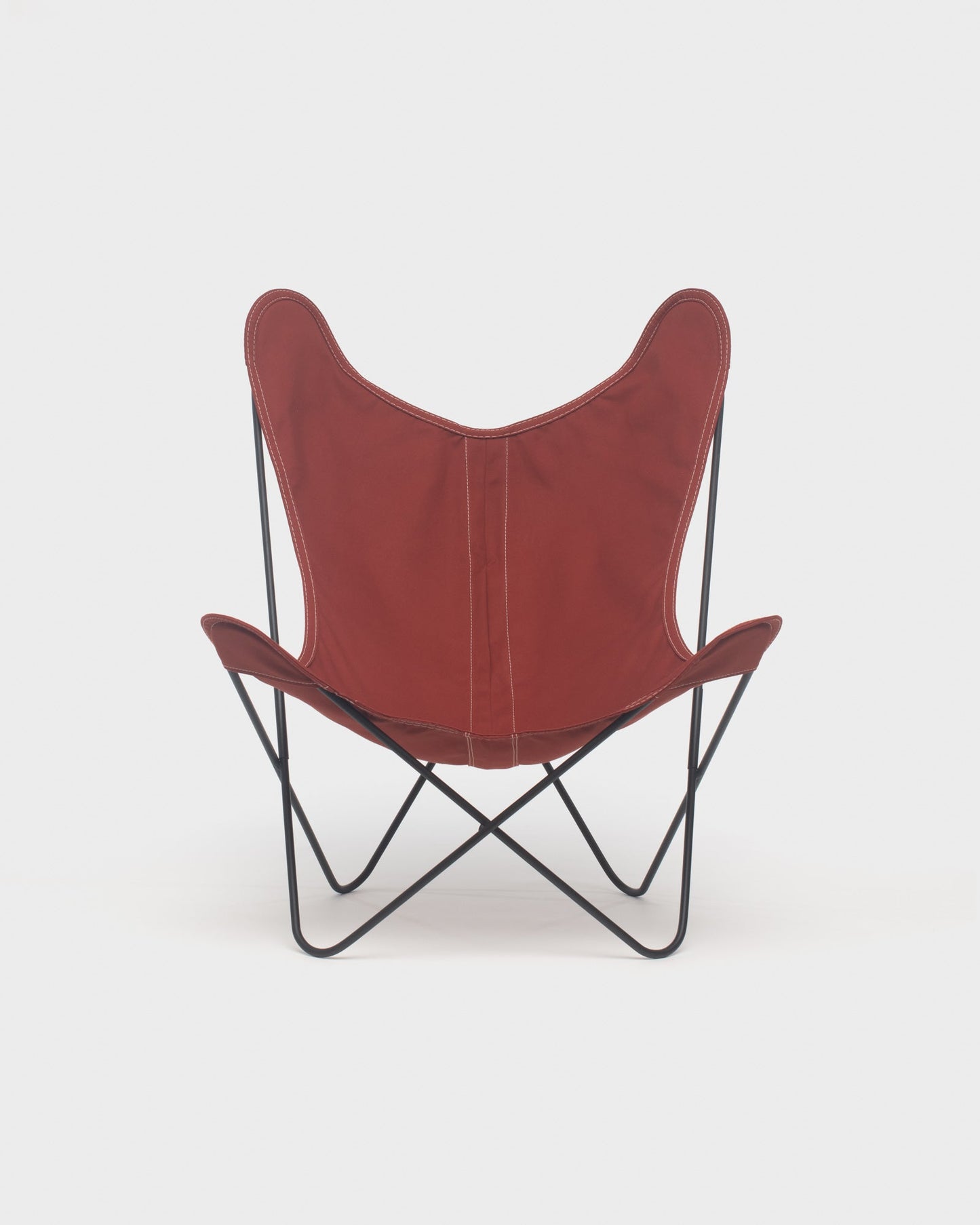 Fauteuil papillon avec une housse en coton 100% de couleur taupe et structure noire