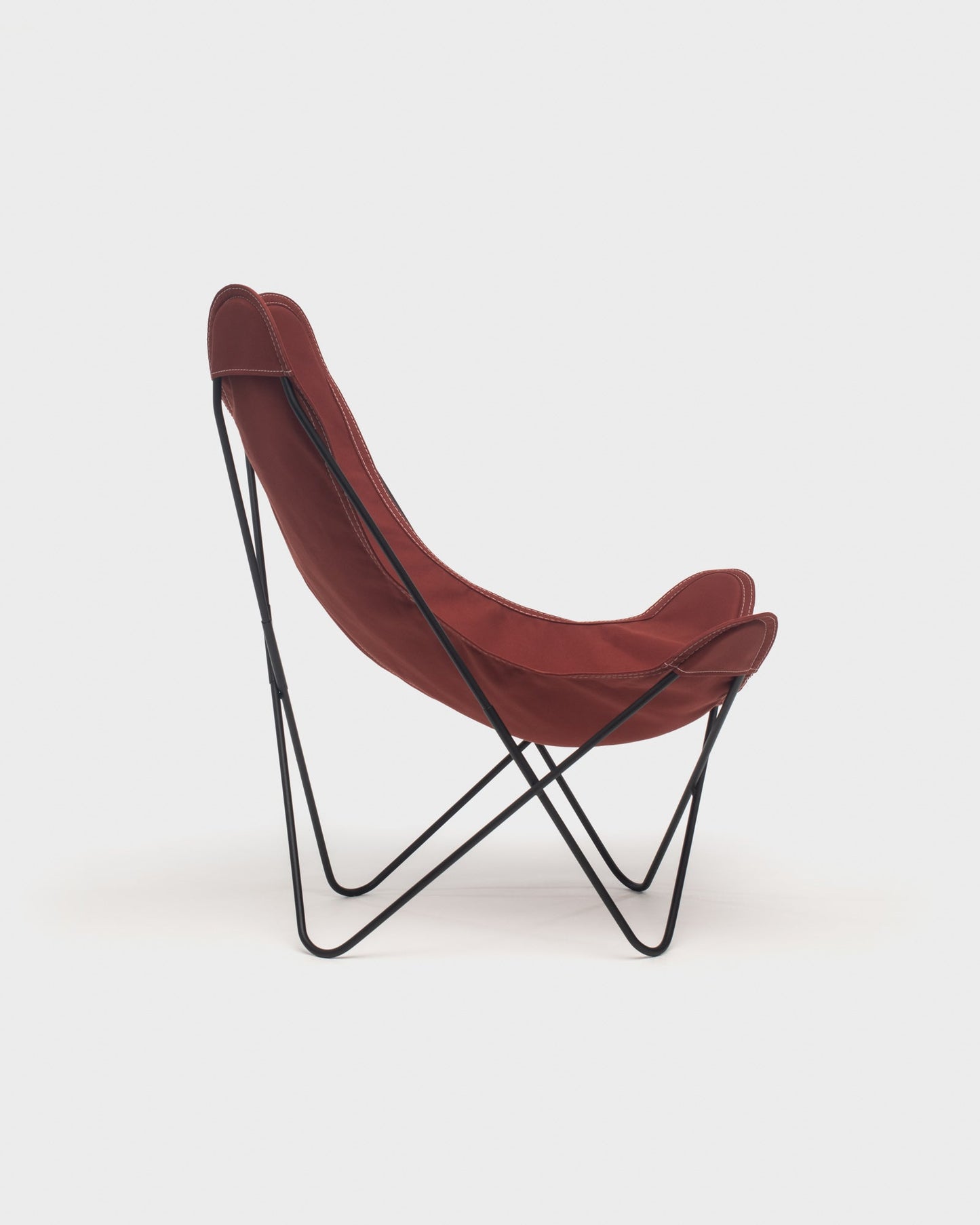 Fauteuil papillon avec une housse en coton 100% de couleur taupe et structure noire
