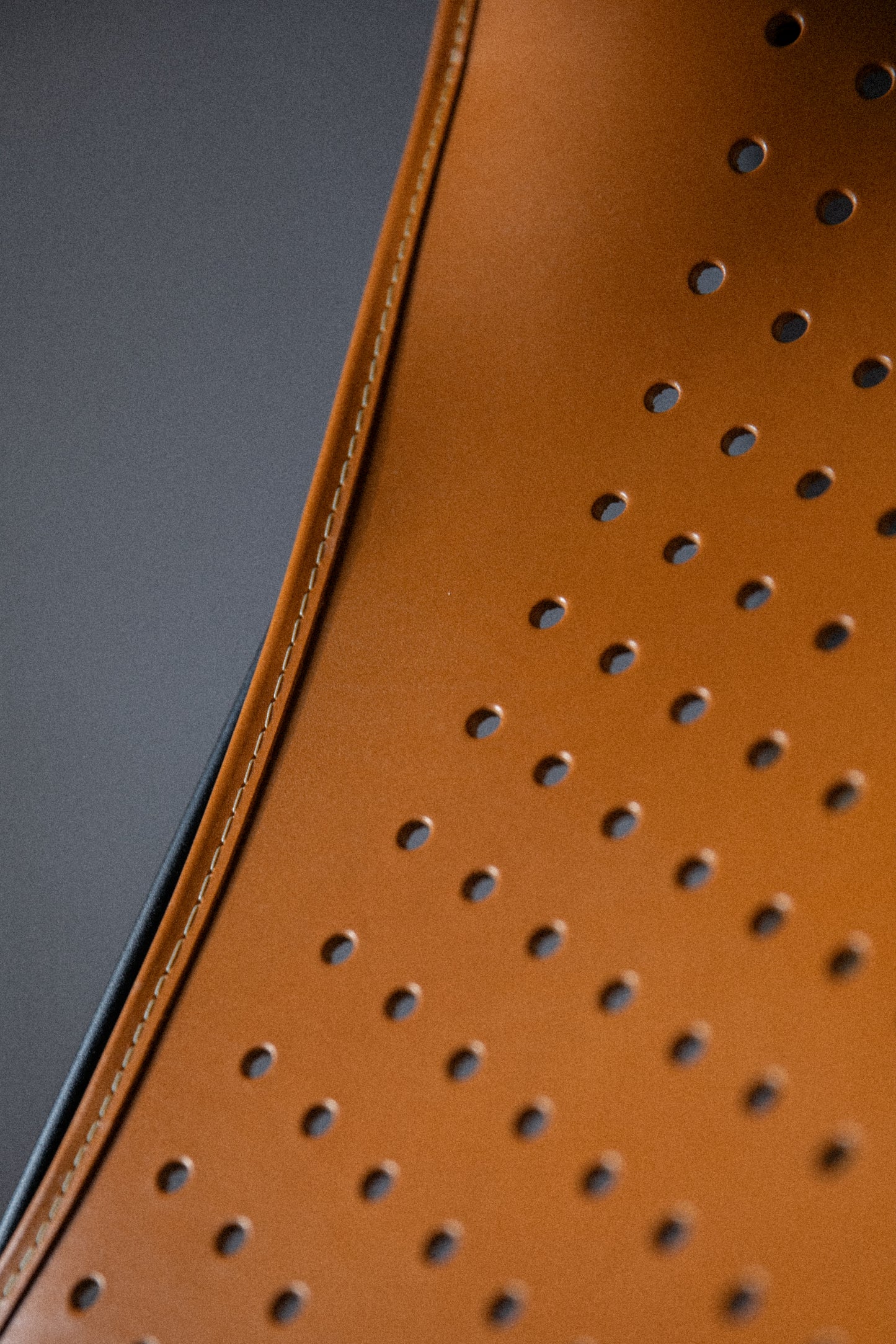 Fauteuil Papillon Cuir ajouré cognac - Structure inox - Zoom sur les coutures de la housse