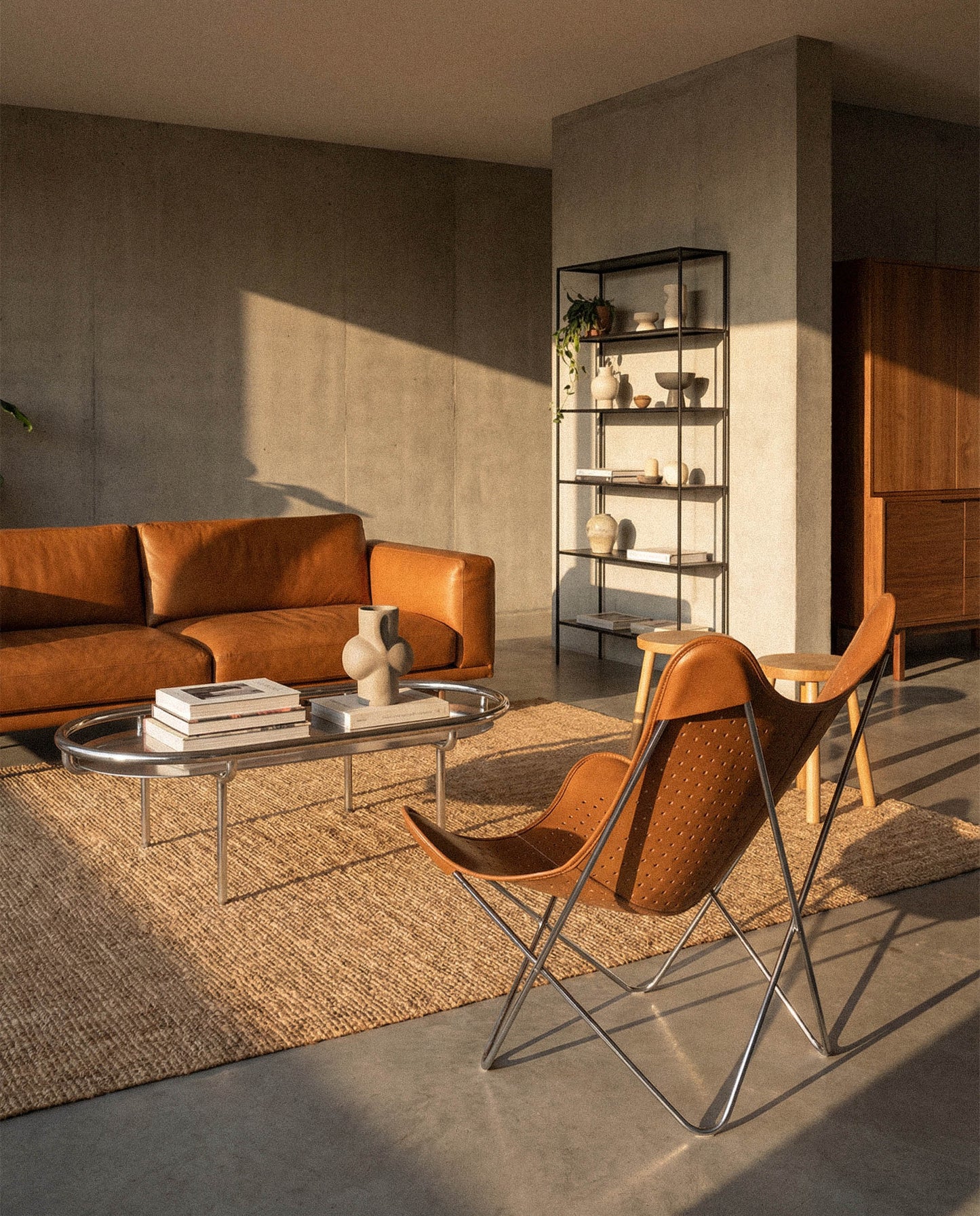 Fauteuil Papillon Cuir ajouré cognac - Structure inox - Vue de dos dans un salon épuré