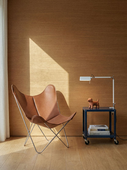 Fauteuil Papillon Cuir marron naturel - Structure inox - Vue de 3/4 dans un intérieur épuré