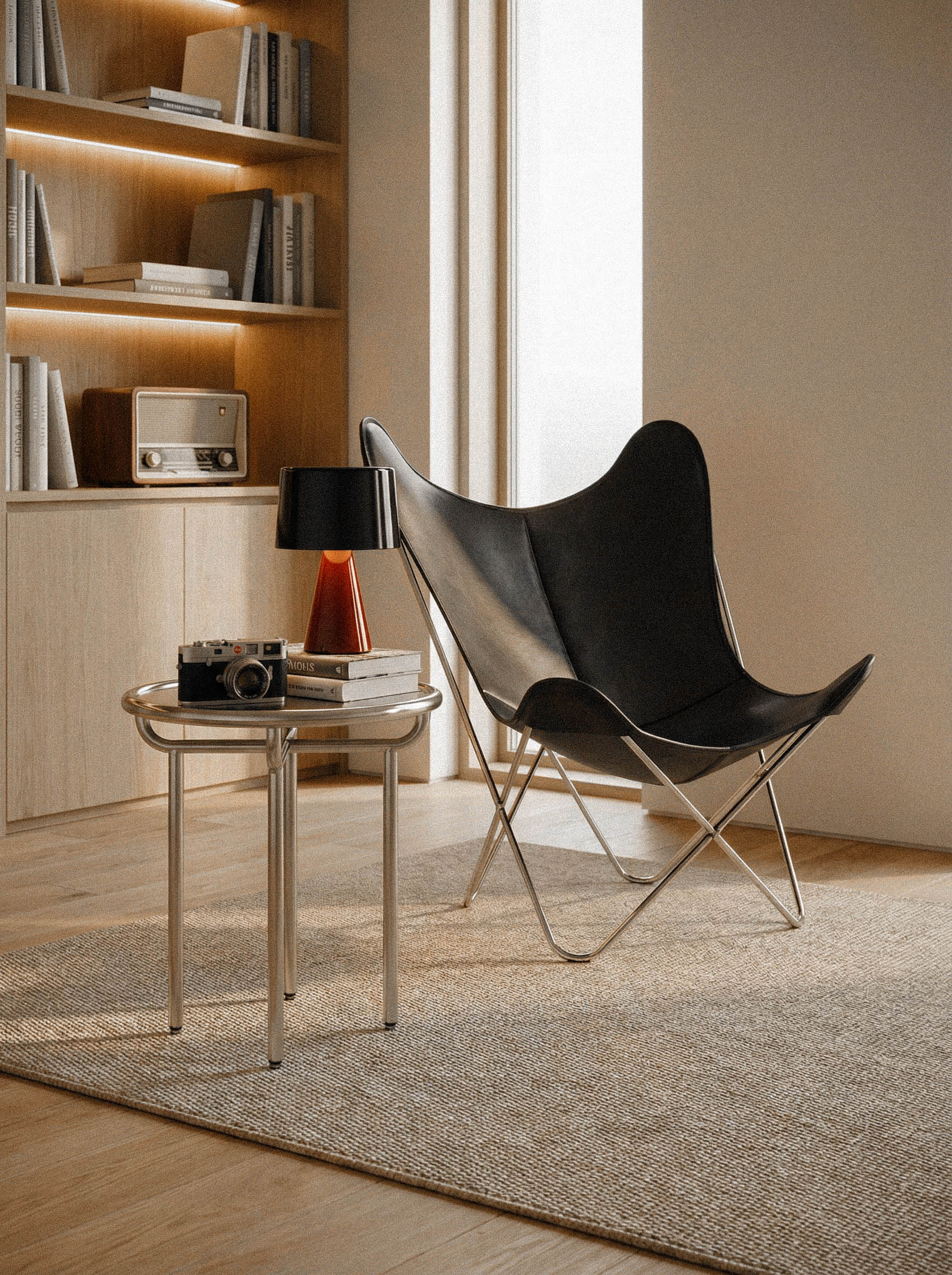 Fauteuil Papillon Cuir noir - Structure inox - Vue 3/4 dans un salon