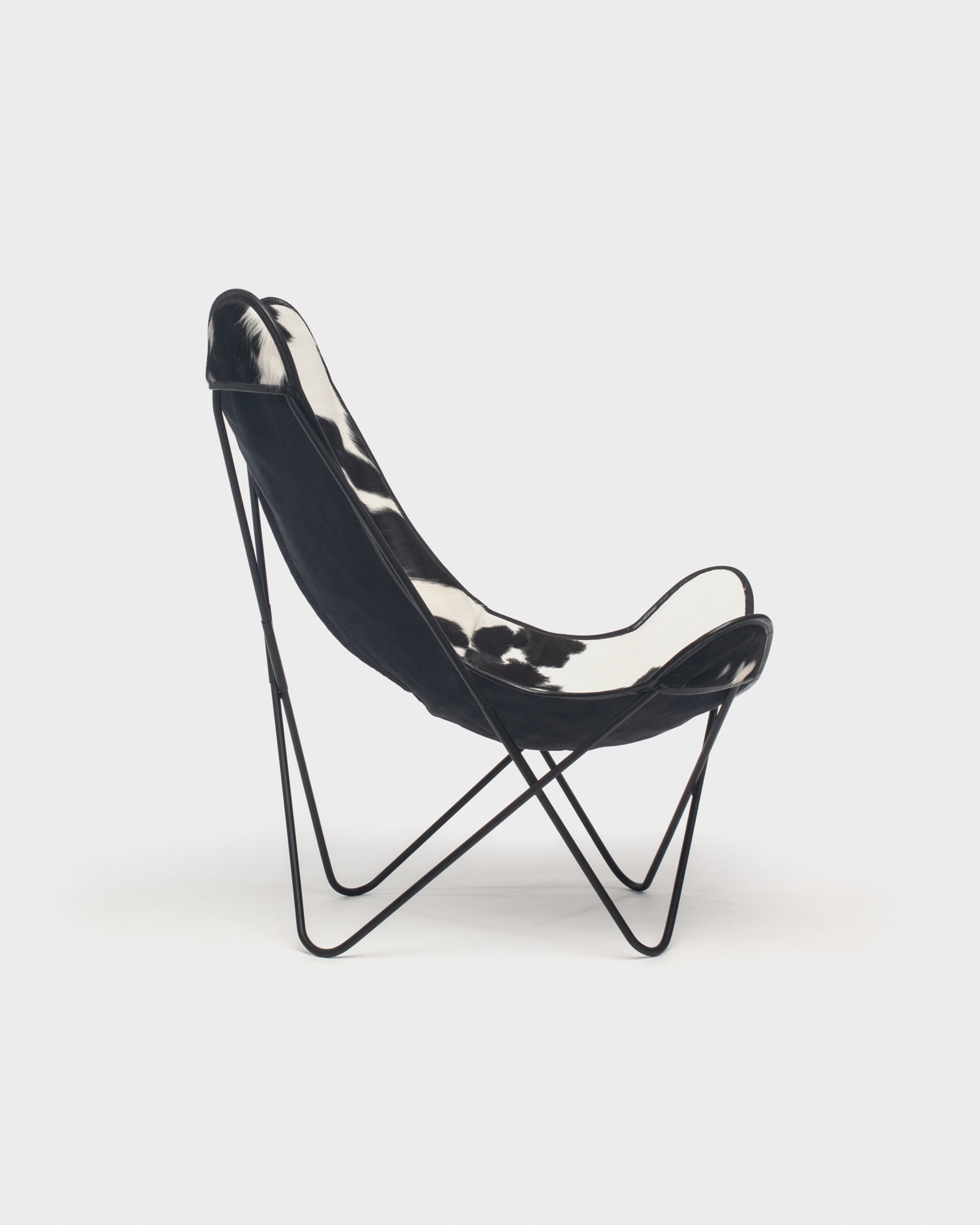 Fauteuil papillon cuir Vache Noire Blanc Structure Noire - Vue de profil