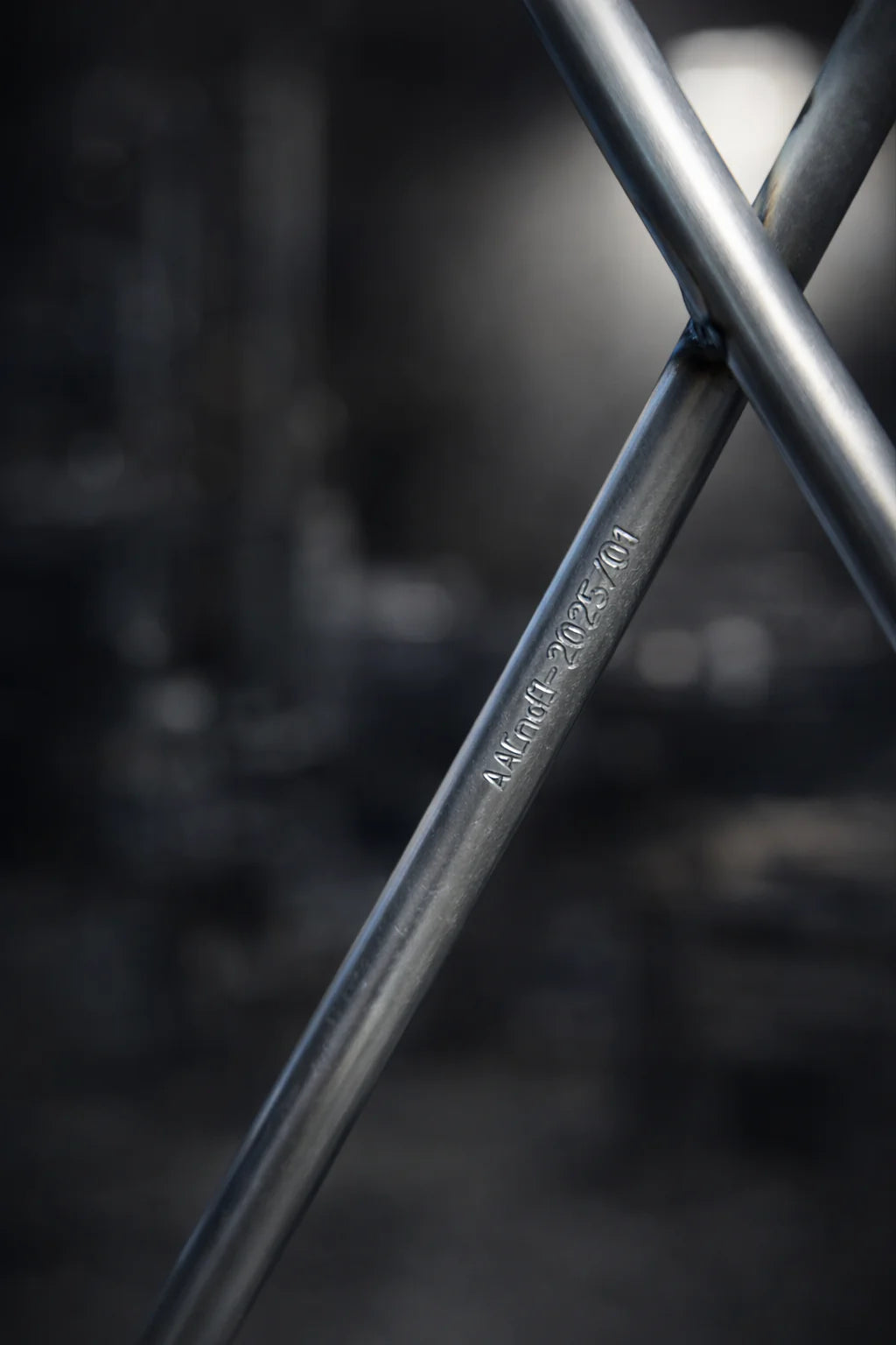 Référence AA[nd] 2025/01 gravée en micro-percussion sur la structure acier d'un fauteuil papillon