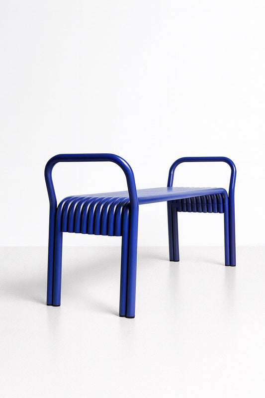 Banc design CADENCE bleu roi en métal cintré, vue de trois quarts
